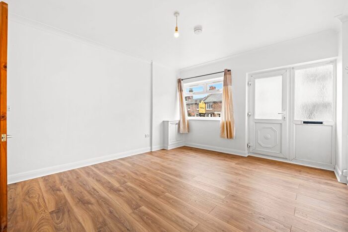 1 Bedroom Maisonette For Sale In Ref: Gk - Somerset Road, Redhill, RH1