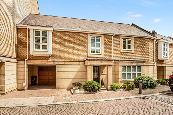 3 Bedroom Terraced House For Sale In Sandpiper Close, Greenhithe, DA9