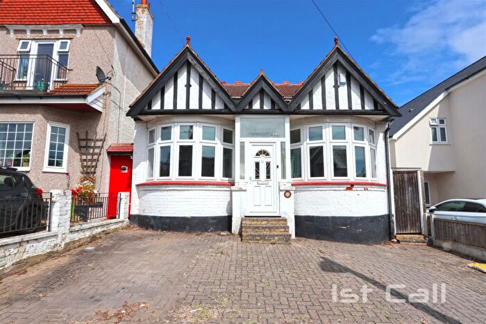 3 Bedroom Chalet For Sale In York Road, Southend-On-Sea, SS1