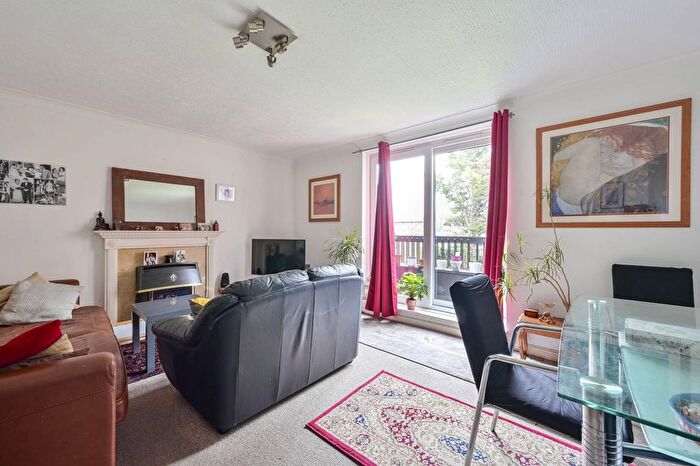 2 Bedroom Flat To Rent In Queens Road, Merton, London, SW19