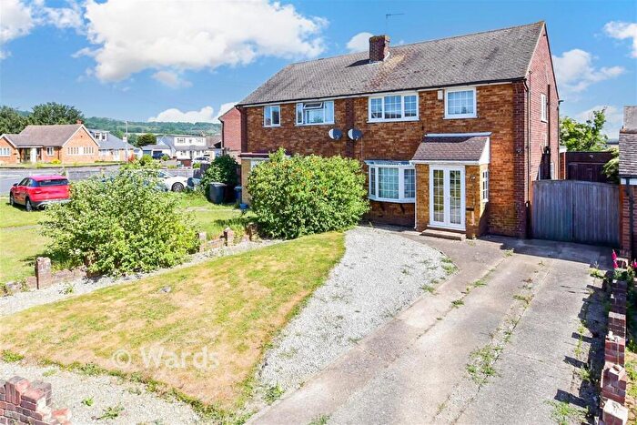 3 Bedroom Semi-Detached House For Sale In Taylor Road, Snodland, Kent, ME6