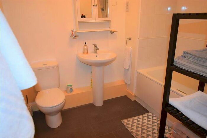 2 Bedroom Apartment For Sale In Waverley Street, Oldham, Greater Manchester, OL1