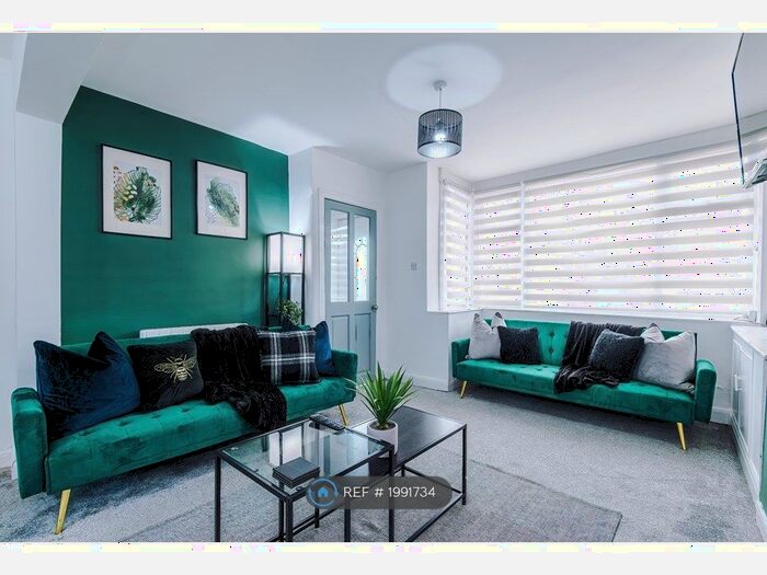 3 Bedroom Semi-Detached House To Rent In Repton Avenue, Droylsden, Manchester, M43