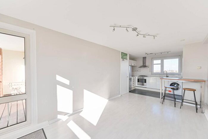 3 Bedroom Flat To Rent In Hydethorpe Road, Balham, London, SW12