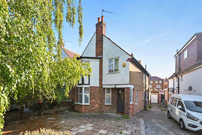 3 Bedroom Semi-Detached House For Sale In Glendun Road, Acton, London, W3