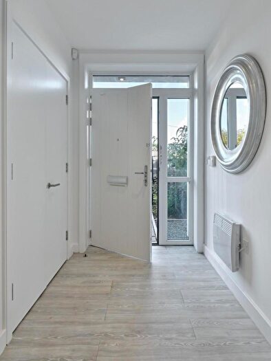 3 Bedroom Flat To Rent In Oxbow, Stephenson House, M5