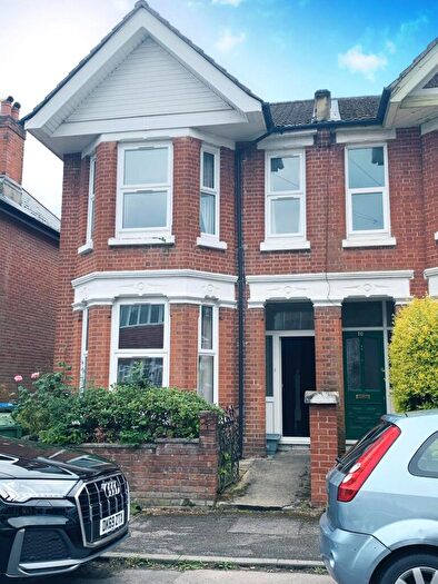 6 Bedroom Semi-Detached House To Rent In Holyrood Avenue, Southampton, Hampshire, SO17