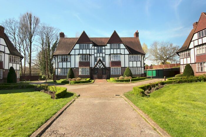 3 Bedroom Flat To Rent In Monks Drive, London W3