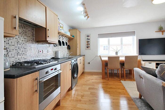 2 Bedroom Coach House For Sale In Ossulbury Lane, Aylesbury, HP19