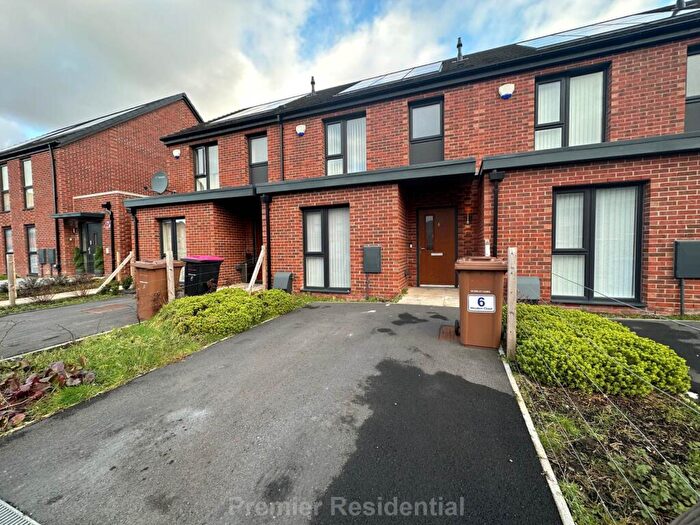 3 Bedroom Semi-Detached House To Rent In Woolton Close, Salford, M5