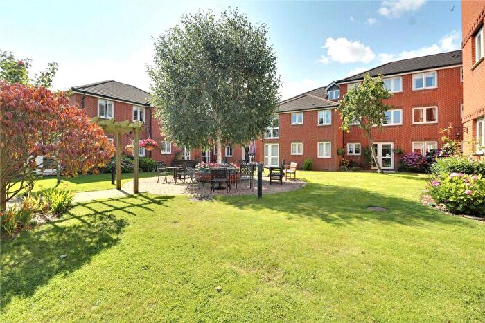 2 Bedroom Apartment For Sale In Yorktown Road, College Town, Sandhurst, Berkshire, GU47
