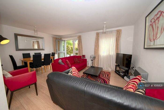 2 Bedroom Flat To Rent In Pavilions, Windsor, SL4