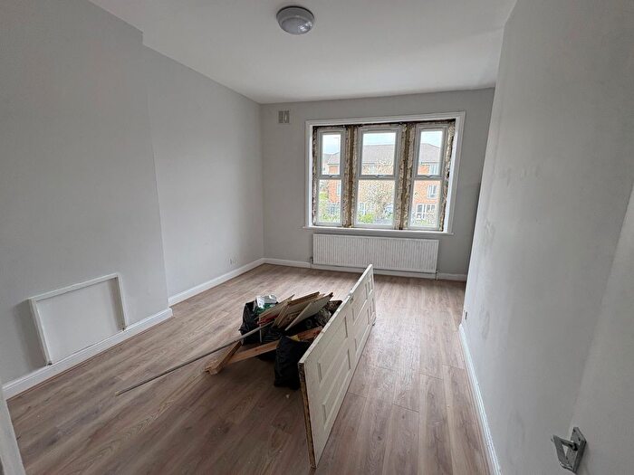 3 Bedroom Flat To Rent In Wightman Road, London, N8