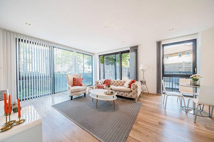 3 Bedroom Maisonette For Sale In Elgin Avenue, Westbourne Park, London, W9