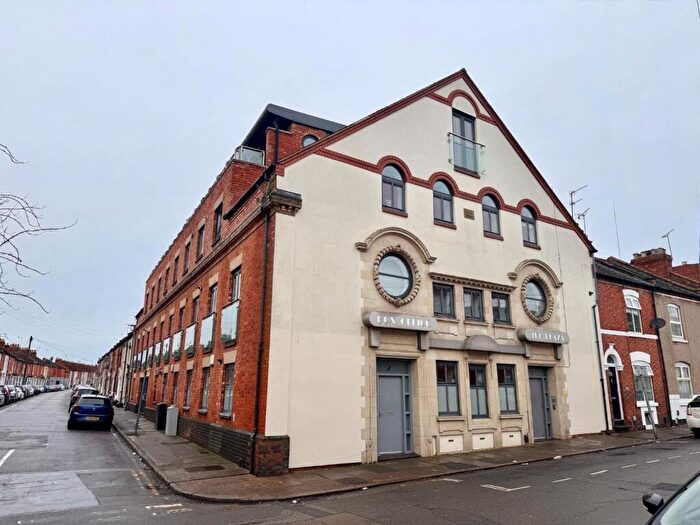 2 Bedroom Maisonette For Sale In Grove Road, The Mounts, Northampton, NN1