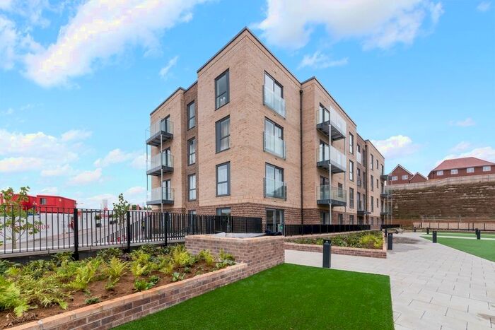2 Bedroom Flat To Rent In Ellesmere Court, Saxon Square, Luton, LU2