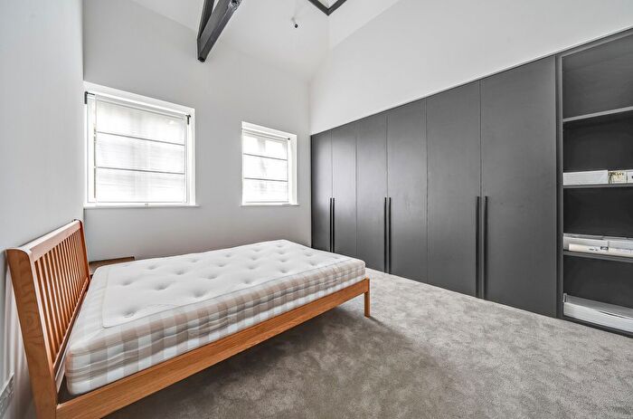 2 Bedroom Flat For Sale In Daffodil Crescent, Barnet, EN4