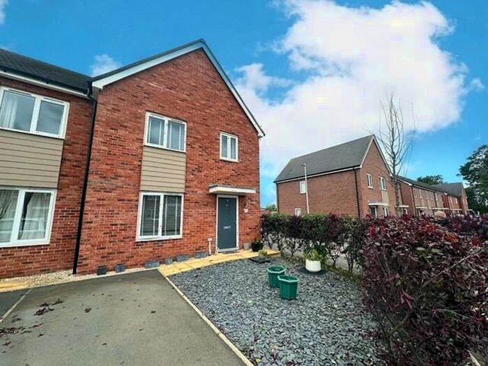 3 Bedroom House To Rent In Poplar Drive, Meon Vale, CV37