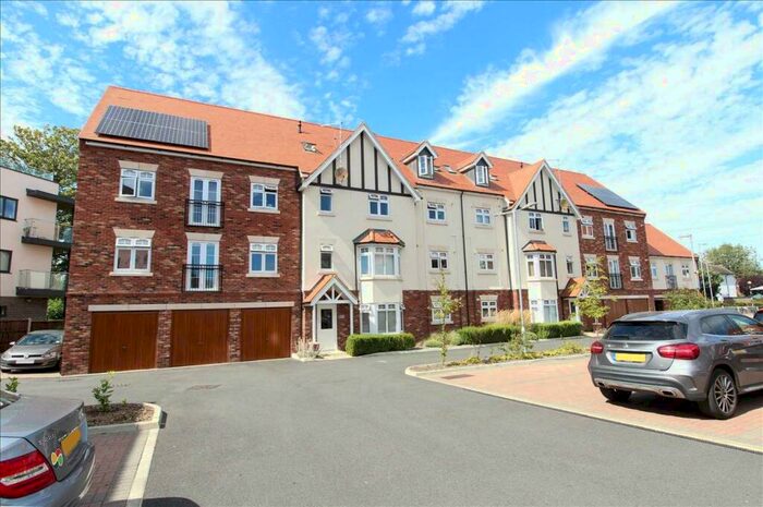 2 Bedroom Apartment To Rent In Albany Court, Leigh On Sea, SS9
