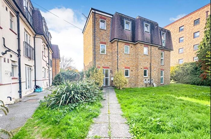 2 Bedroom Apartment For Sale In Boundary Close, Kingston Upon Thames, Surrey, KT1