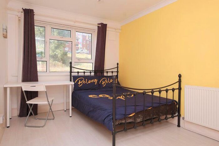 3 Bedroom Flat To Rent In Selsfield Drive, Brighton, BN2