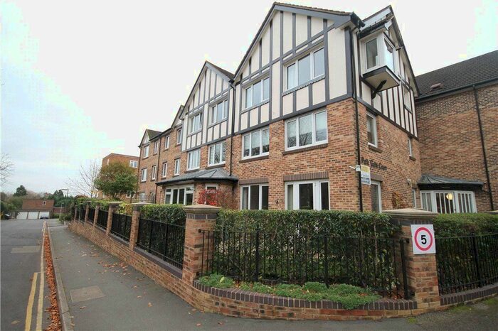 2 Bedroom Flat To Rent In Park Gate Court, Constitution Hill, Woking, Surrey, GU22