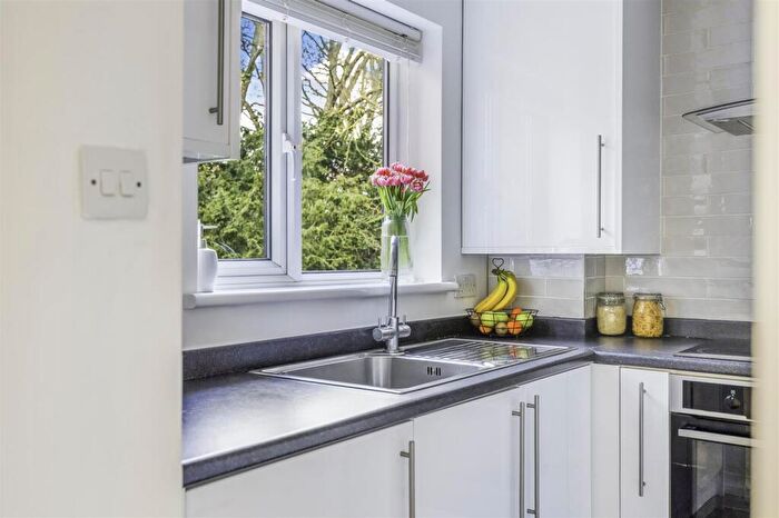 2 Bedroom Apartment To Rent In Dunnymans Road, Banstead, SM7