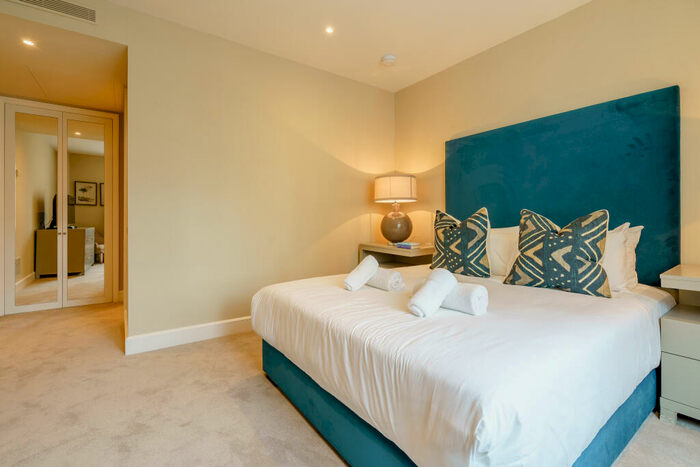 2 Bedroom Flat To Rent In Circus Apartments, Canary Wharf, London, E14