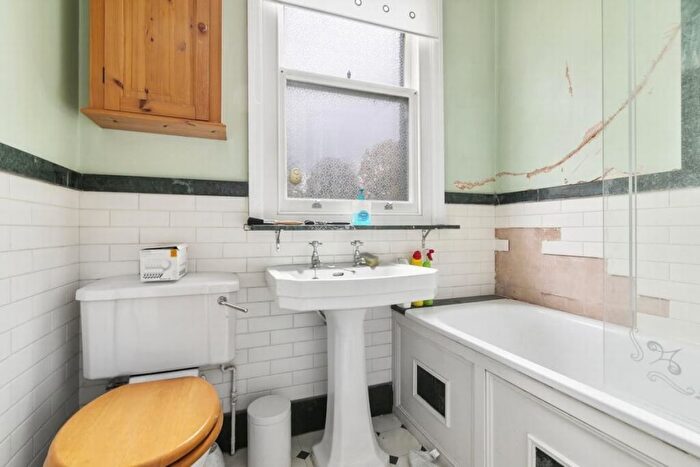3 Bedroom Terraced House For Sale In Deans Road, London, W7