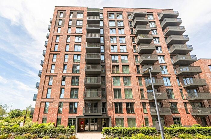 1 Bedroom Flat For Sale In Cedrus Avenue, Southall, UB1