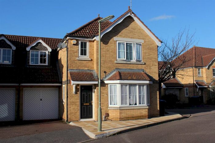 6 Bedroom Semi-Detached House To Rent In Nightingale Shott, Egham, TW20