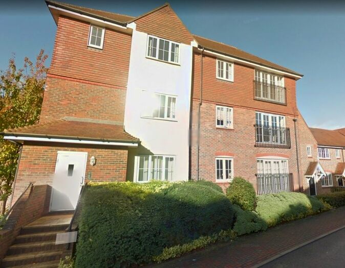 2 Bedroom Flat To Rent In Highbank, Haywards Heath, RH16