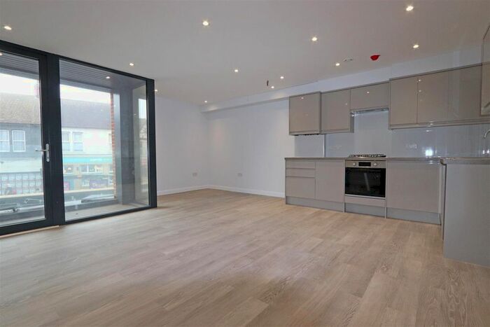 3 Bedroom Flat To Rent In London Road, Westcliff-On-Sea, SS0