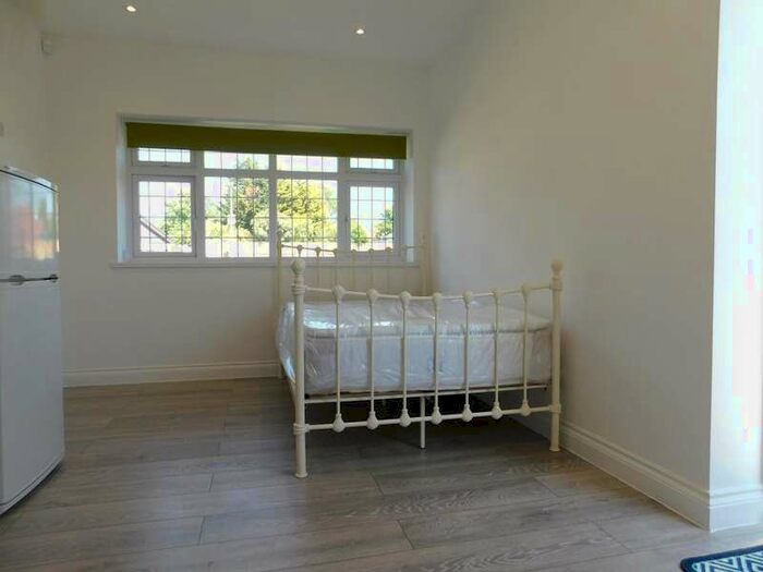 Flat To Rent In Pield Heath Avenue, Uxbridge, UB8