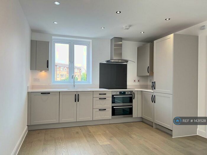 2 Bedroom Flat To Rent In Earle Crescent, Wokingham, RG40