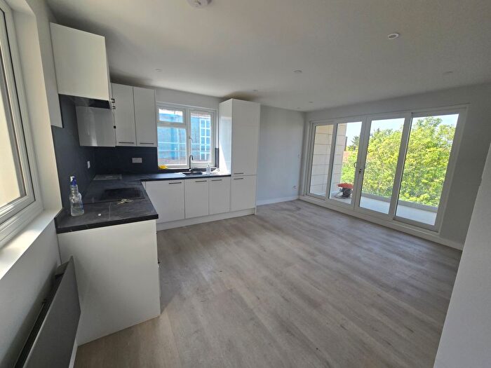 3 Bedroom Flat To Rent In London Road, Mitcham, CR4