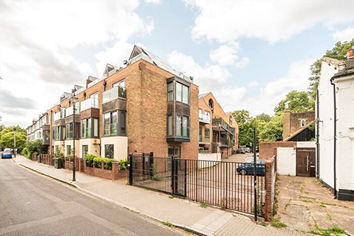 3 Bedroom Flat To Rent In Josephine Avenue, Brixton, SW2