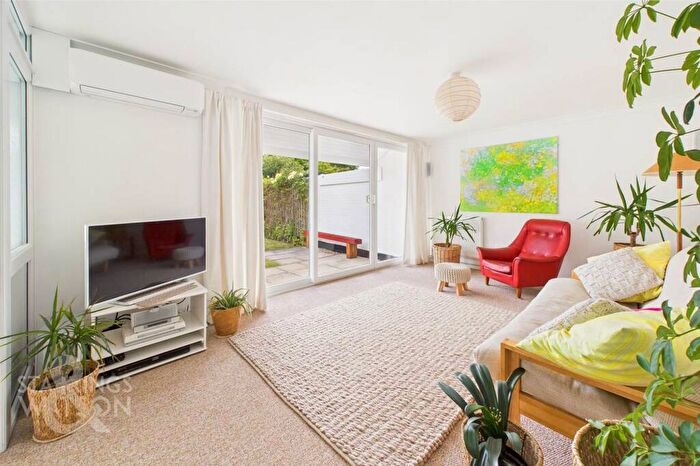 4 Bedroom Chalet For Sale In St. Laurence Avenue, Brundall, Norwich, NR13