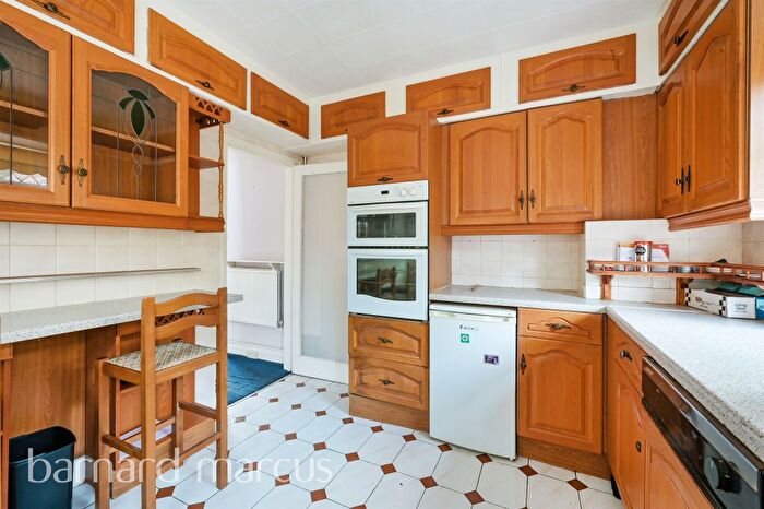 3 Bedroom Detached House For Sale In Woodlands Way, Ashtead, KT21