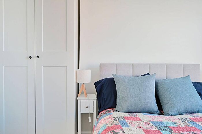 2 Bedroom Flat To Rent In Bolingbroke Road, Brook Green, London, W14