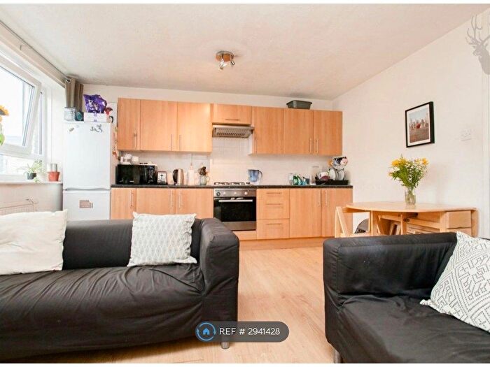 4 Bedroom Flat To Rent In Regan Way, London, N1