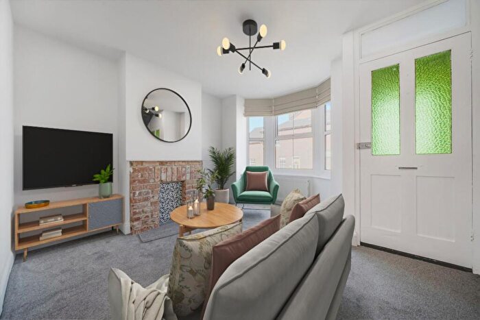 3 Bedroom Terraced House For Sale In Cardigan Gardens, Reading, RG1