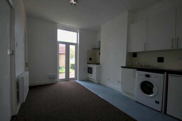 1 Bedroom Flat To Rent In Saville Road, Romford, RM6