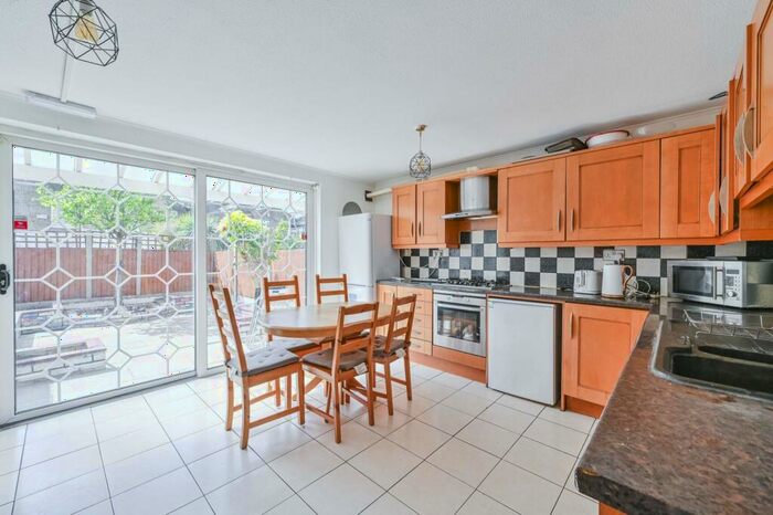 6 Bedroom Terraced House To Rent In Bancroft Road, Mile End, London, E1