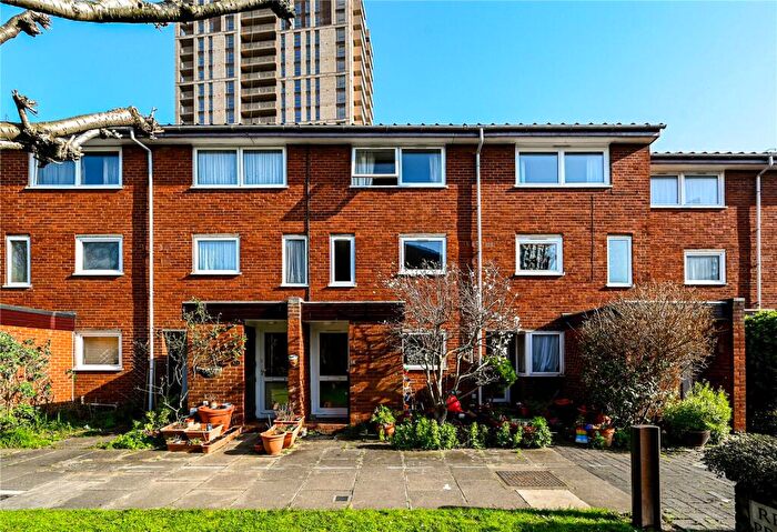 2 Bedroom Maisonette For Sale In Regent Square, London, E3