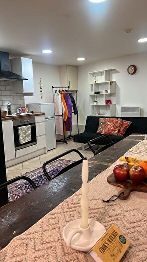 Studio To Rent In West Green Road, London, N15