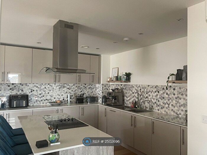 3 Bedroom Flat To Rent In Chiltern Court, Watford, WD24