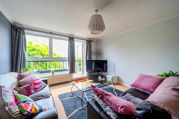 2 Bedroom Flat To Rent In Warwick Drive, Putney, London, SW15