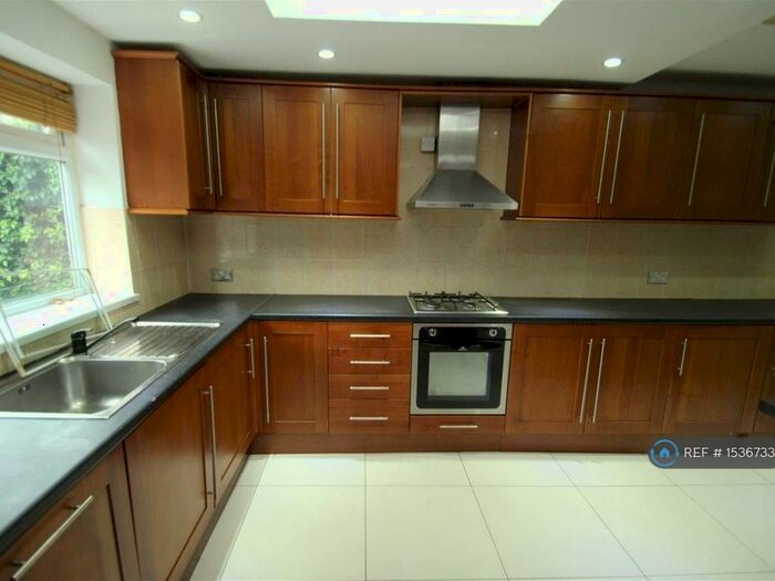 5 Bedroom Semi-Detached House To Rent In Houlditch Road, Leicester, LE2