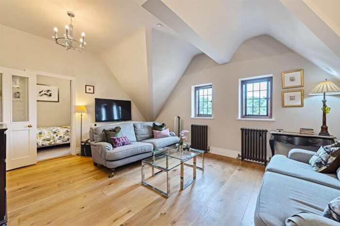 2 Bedroom Flat For Sale In Kings Drive, Midhurst, GU29